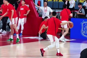 师承哈登？胡明轩赛前热身竟然用出了后撤三步投篮