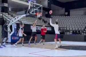 申京打半场充分展示运控技术，这是想打后卫了？