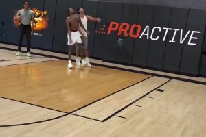 杰伦-格林与朱赞单挑，被朱赞强行碾至篮下得分