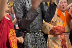 维金斯西安行身穿当地特色服装跳舞 配乐还是《护花使者》