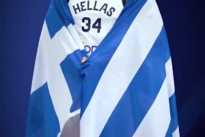 为国出战！字母哥身穿希腊球衣，披上国旗拍摄定妆照！真帅啊！