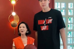 杨瀚森带着女友一起打卡七号私厨 并给美女球迷签名合影~