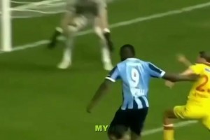 踩单车踩出火星子！巴洛特利这波操作，把对手晃成陀螺！