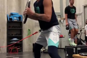 持续进步！东契奇抵达国家队训练！