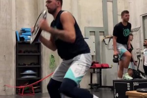 名场面！杰伦布朗：当年坐轮椅干嘛去了？皮尔斯：我膝盖扭伤了！