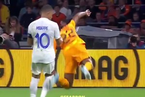 当超跑遭遇泥头车！网友：姆巴佩在邓弗里斯面前有理说不清