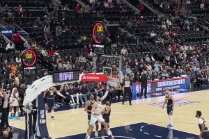 登哥这传球真是又快又准！一记击地妙传助攻祖巴茨篮下打2+1！