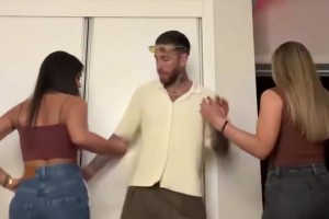 拉莫斯你好骚呀~没想到你小子竟然和俩美女一起跳小舞~