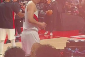 一对情侣到波特兰主场喊杨瀚森：加油！惊得小杨听到直点头