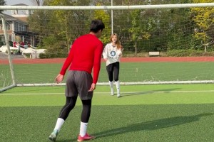 duang~兄弟这射门射得好射得准，一脚踢中了女足的屁股