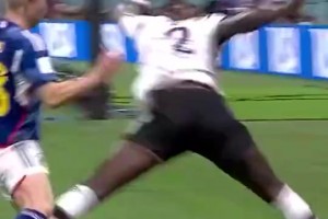 吕迪格曾高抬腿回追日本球员火遍全球，这真是世界名画