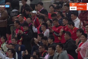 甜蜜！辽宁铁人三球领先，看台球迷情侣亲密举动刚好被镜头捕捉到