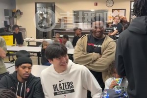 完全融入啦~杨瀚森参加开拓者社区活动，笑得很开心啊