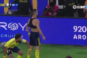 这球太帅了C罗晃开防守远射世界波，进球后激情脱衣庆祝！