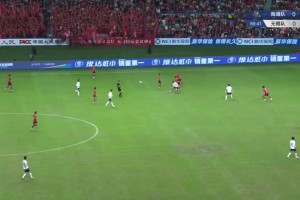 苏超球员不惜冒受伤风险对脚，央视解说嘉远赞叹：双方真拼啊
