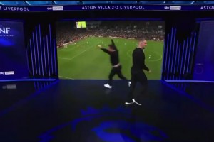 风水轮流转！内维尔在卡拉格面前疯狂庆祝，十分得瑟