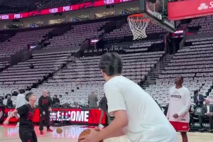 终结是必修课！杨瀚森赛前热身练习勾手&内线扣篮！