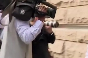 两回事？比卢普斯周四下午离开联邦法院 因洗钱和电信欺诈指控出庭受审