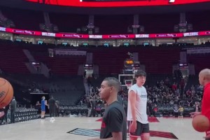 杨瀚森赛前罚球练习，比赛中争取都把罚球拿下