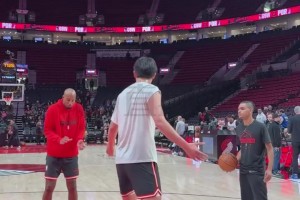 杨瀚森赛前护框练习，今天看来要化身篮下擎天柱！