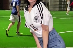 德国足球宝贝里竟有如此美艳的女子，实在令人挪不开眼