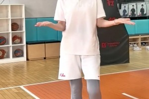 1招学会胯下运球，好的训练方法永远事半功倍！