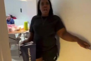 没隐私啦！维尼修斯女友拍下小熊在马德里家里睡觉的画面~