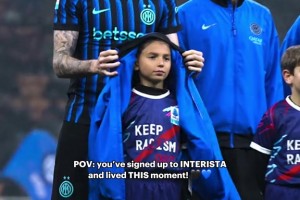 大暖男❤！巴斯托尼为小球童披上自己的训练服避雨