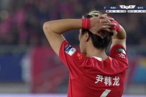 遗憾！南通队尹韩龙第一个登场便罚丢点球；解说：太追求角度了